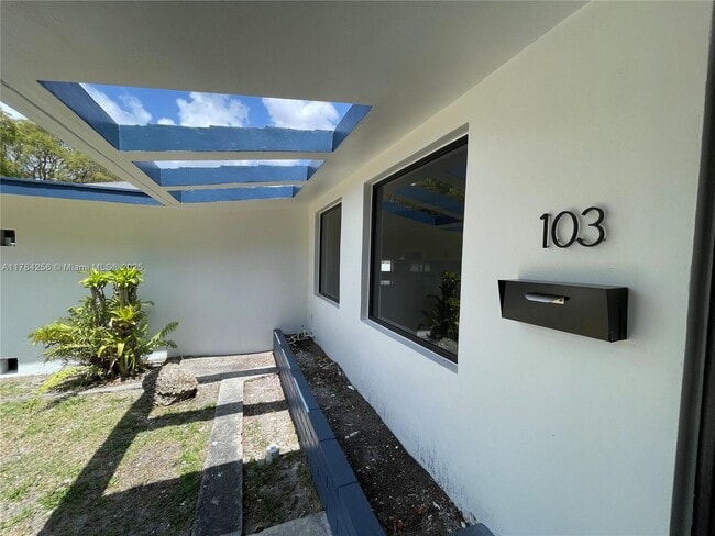 Building Photo - 103 SW 28th Rd