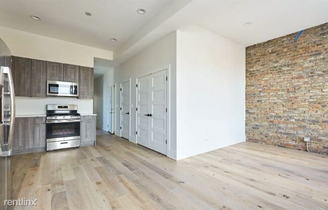 Building Photo - 3057 W Diversey Ave