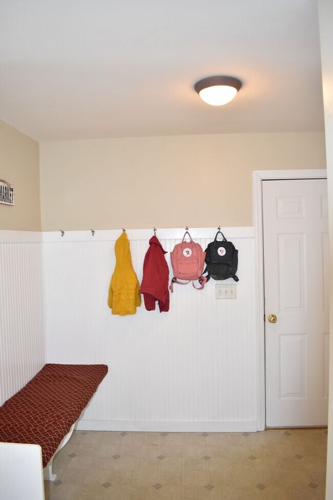 Building Photo - 4 Bed, 2.5 Bath House