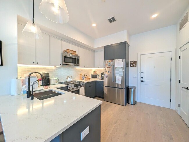 Building Photo - 425 3rd St