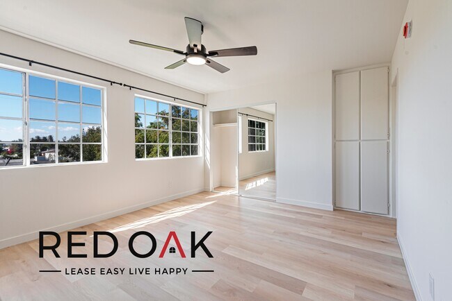 Foto del edificio - Breathtaking Two Bedroom with Spacious Roo...