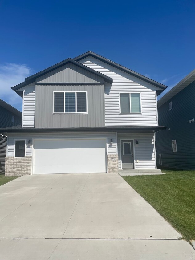 Foto principal - 4-bedroom, 3-bathroom West Fargo Single-Fa...