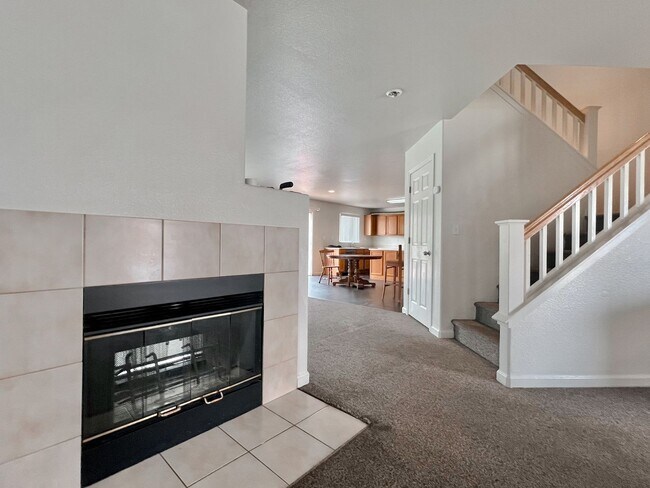 Building Photo - Large Hollister Home