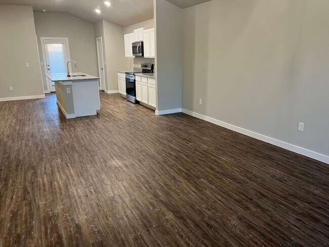 Building Photo - HALF OFF FIRST FULL MONTH OF RENT: Coming ...