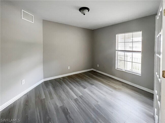 Foto del edificio - 672 Homestead Rd S