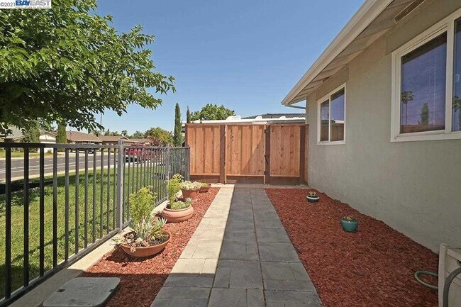 Foto del edificio - 560 Murdell Ln