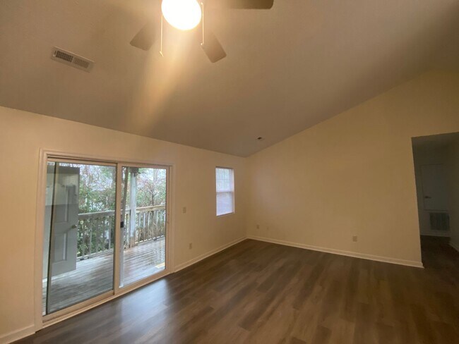 Foto del edificio - 5140 Greenville Loop Rd