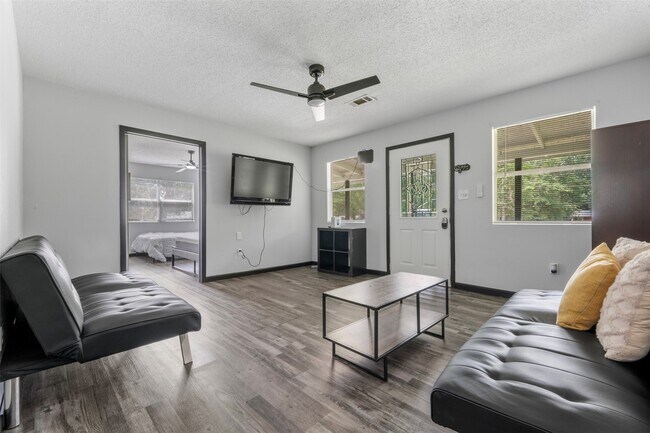 Foto del edificio - 541 Trails End Dr