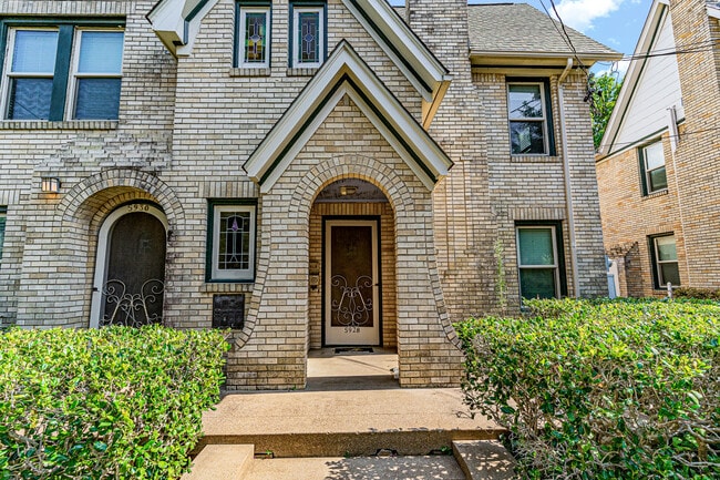 Building Photo - 5926 La Vista Dr