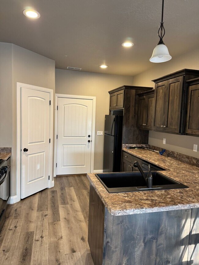 Foto del edificio - Nice 3 bedroom 2.5 bathroom townhome.