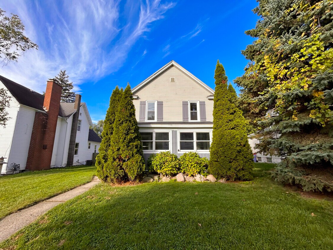 Exterior frontal - 727 Emerald Ave NE