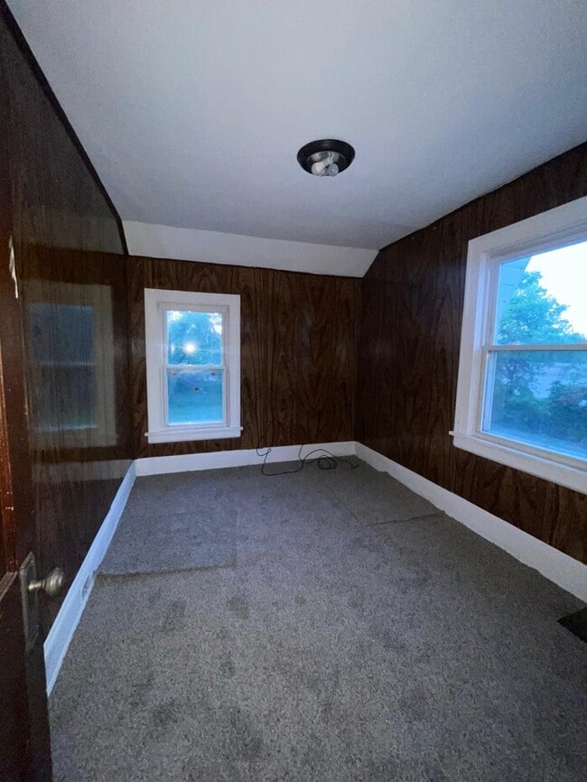 Building Photo - Updated 3 bedroom 1 bathroom in Cleveland