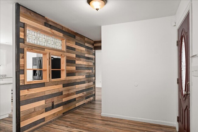 Foto del edificio - Charming, recently renovated 3-bed, 2.5 bath Ranch for rent in Milford, $2,200/month. Available e...