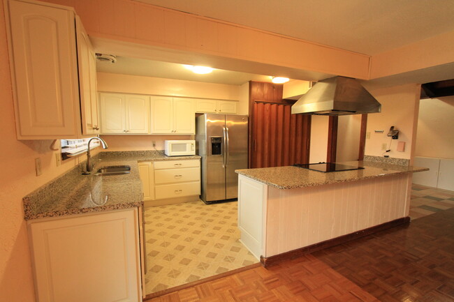 Building Photo - 3 BEDROOM, 2.5 BATHROOM CONDO IN METAIRIE