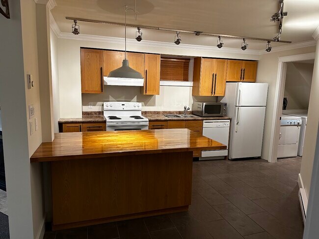 Building Photo - 645 Prideaux St
