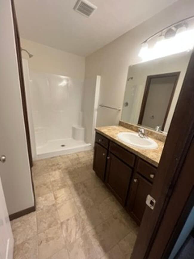 Building Photo - 585 Birch Hill Dr