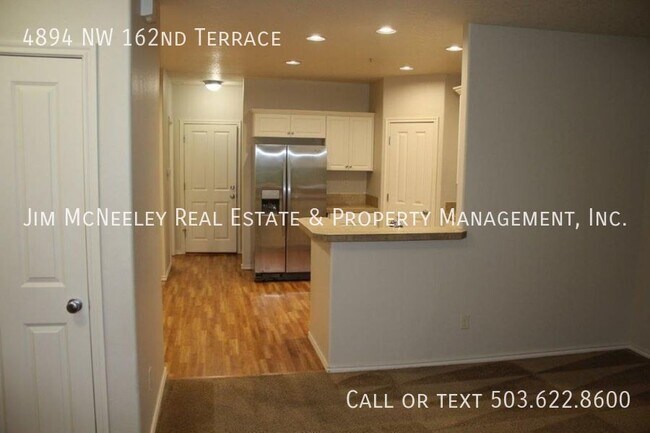 Building Photo - Gorgeous Well Maintained Townhouse in Beth...