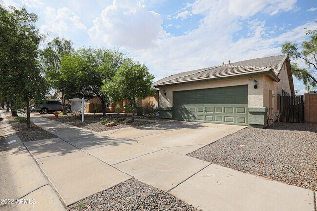 Foto del edificio - 15126 W Woodlands Ave
