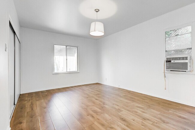 Foto del edificio - 288 S Coronado St