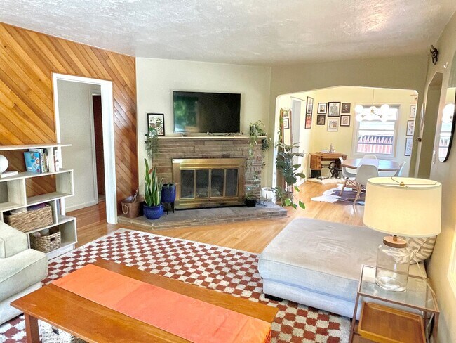 Foto del edificio - Charming Montavilla bungalow, 3 bed, 2 bath with fully fenced backyard