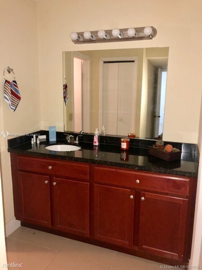 Foto del edificio - 2 br, 2 bath Condo - 16481 Blatt Blvd