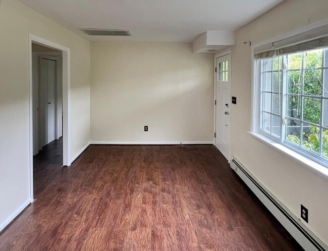 Building Photo - 453 Clove Rd