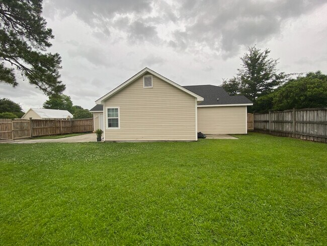 Building Photo - 2105 Birchbark Ct