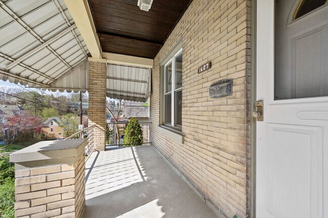 Building Photo - Updated 2 Bed/2 Bath Home in Beechview w/ ...