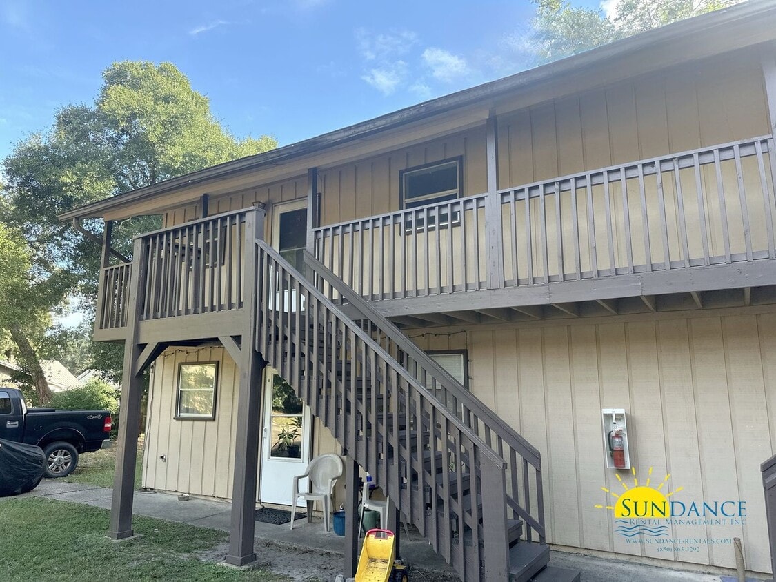 Primary Photo - Quaint 2 Bedroom Upstairs Unit in Fort Walton Beach!