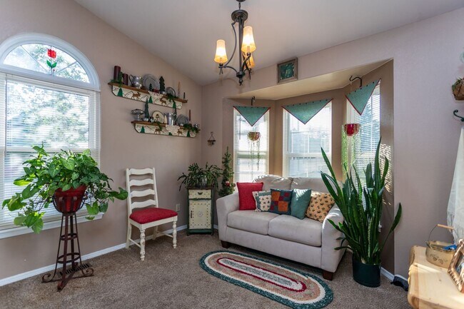 Building Photo - Great End Unit Townhouse in School District 20!
