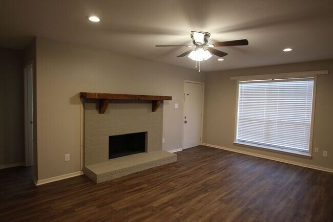 Building Photo - Remodeled 3 Bedroom, 2 Bathroom Duplex in ...