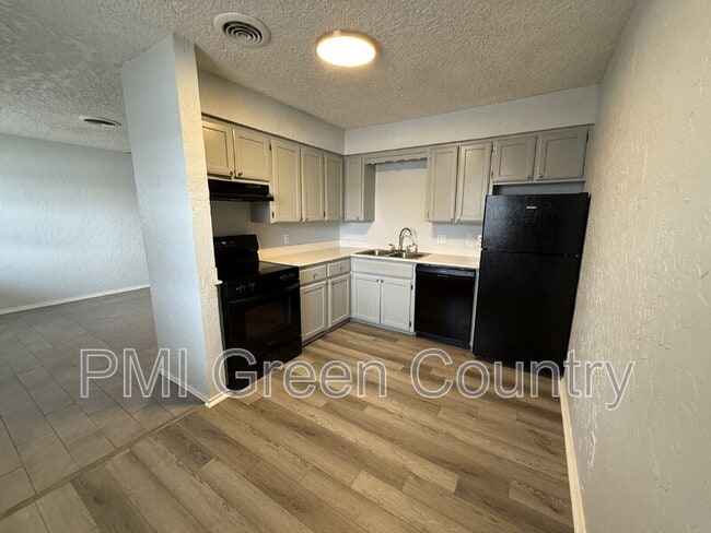 Building Photo - 232 S Indianola St