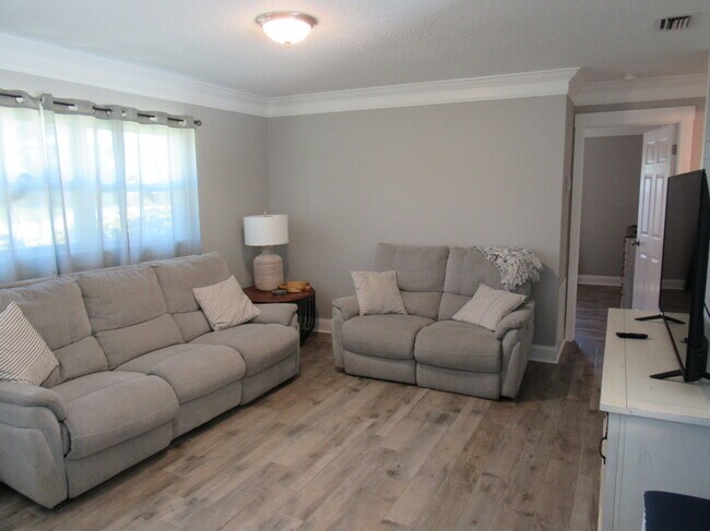 Sala de estar - 16 Hillside Dr