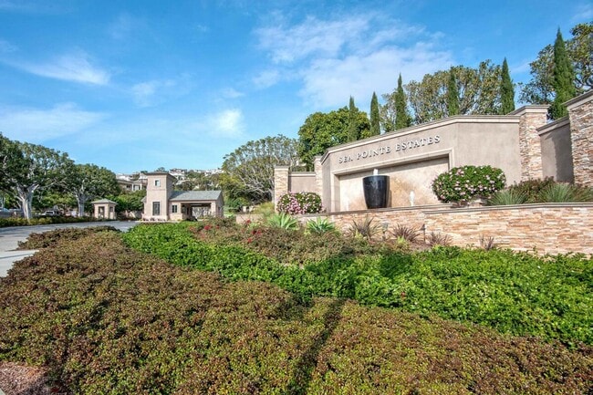 Building Photo - Luxury Living with endless Ocean Views