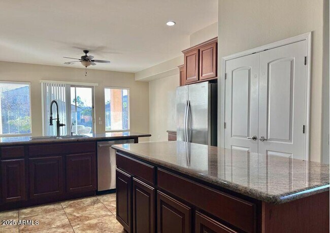 Foto del edificio - 637 E Indian Wells Pl