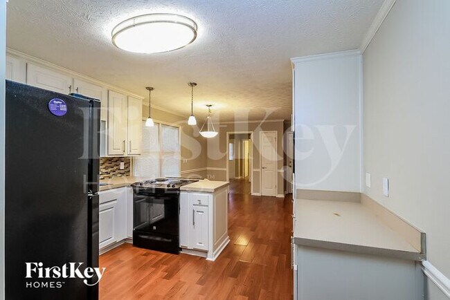 Building Photo - 600 Inglenook Dr SW