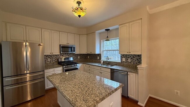 Building Photo - Three Bedroom Townhouse in River Oaks