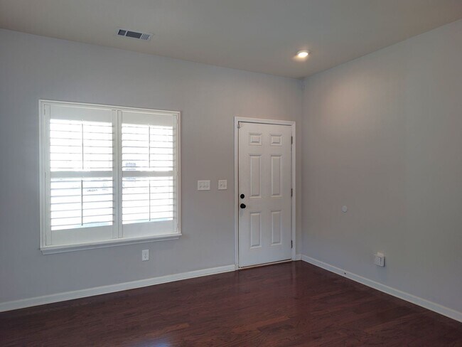 Building Photo - Charming, end-unit, townhome located in the Wrights Crossing Community!