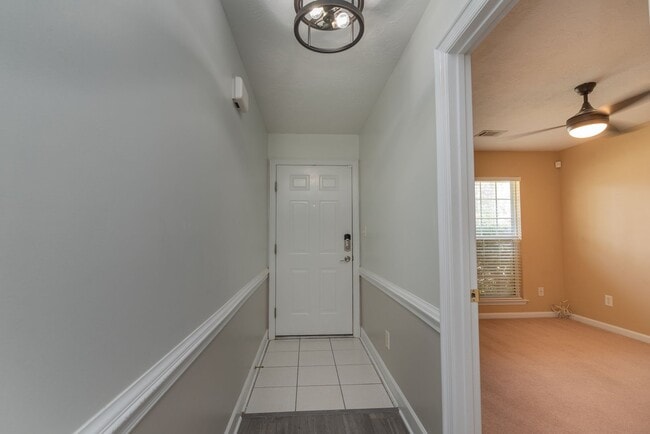 Building Photo - $1750 - Updated 3 bed/3 bath house conveni...
