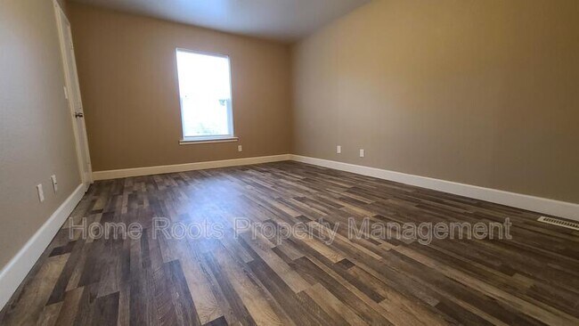 Building Photo - 686 N Betty Jo Dr