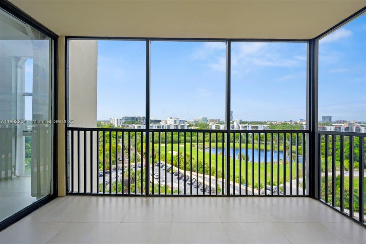 Foto principal - 20301 W Country Club Dr