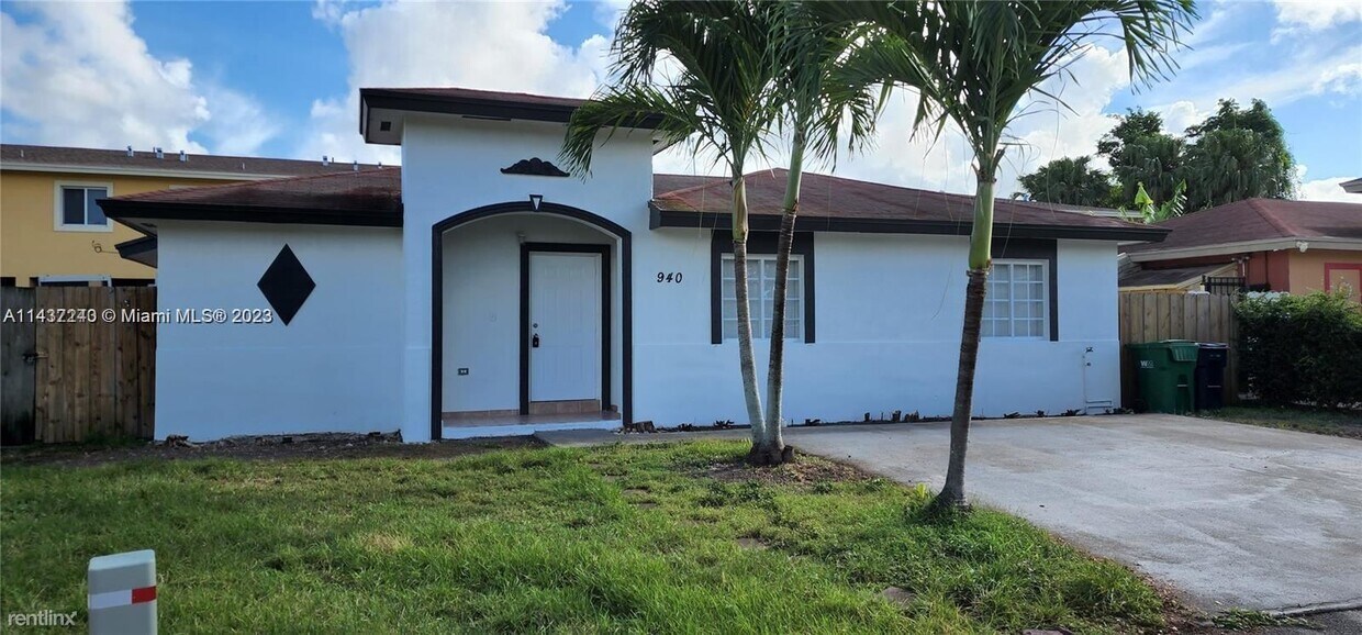 Foto principal - 3 br, 2 bath House - 940 SW 7th Plz