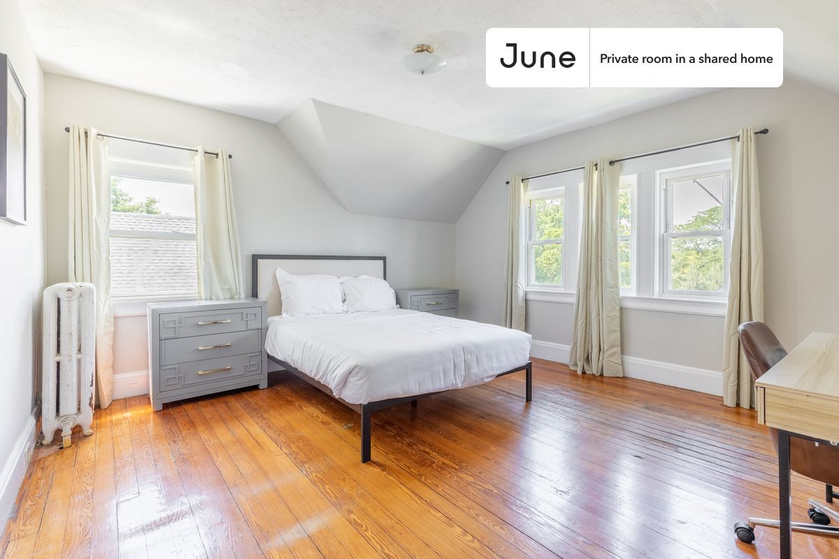 Foto principal - Room in Shared 9 bed/2 bath home