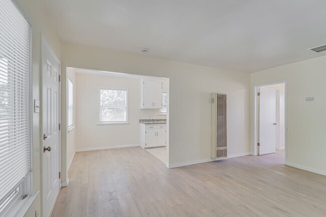Building Photo - Newly Remodeled!