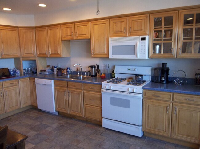 Foto del edificio - 6495 E Happy Canyon Rd