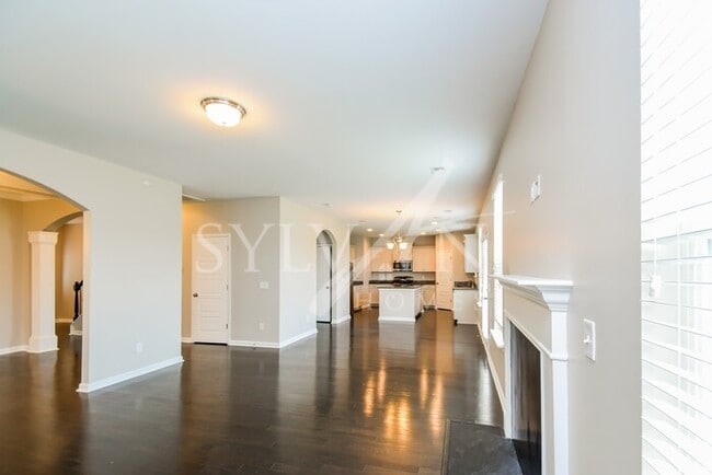 Building Photo - Prepare to fall in love with this 5 bedroo...