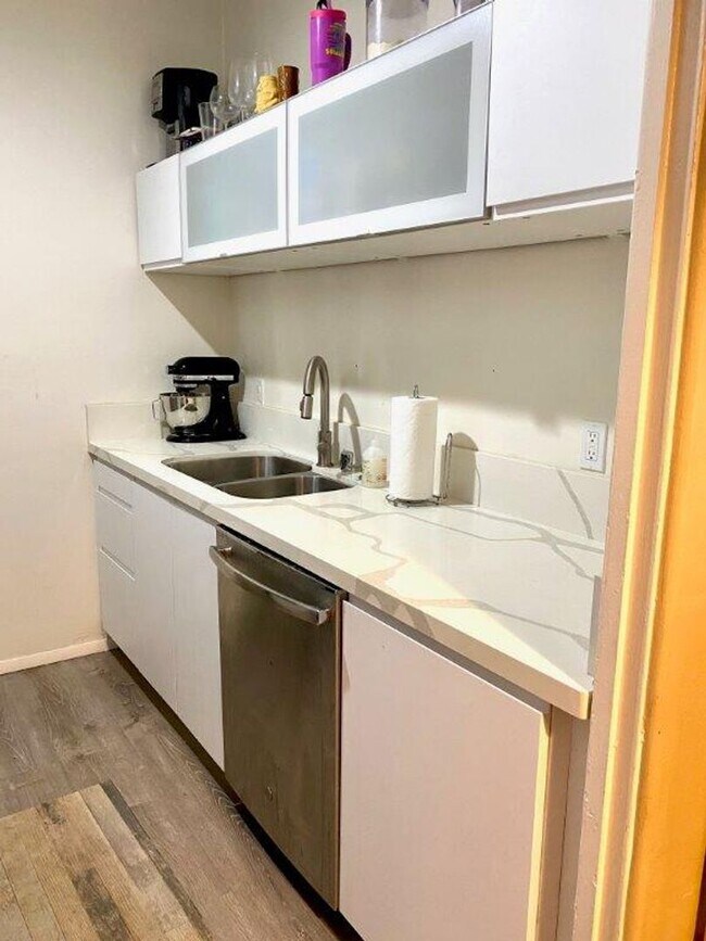 Foto del edificio - Upstairs 1 bedroom 1 bathroom apartment - ...