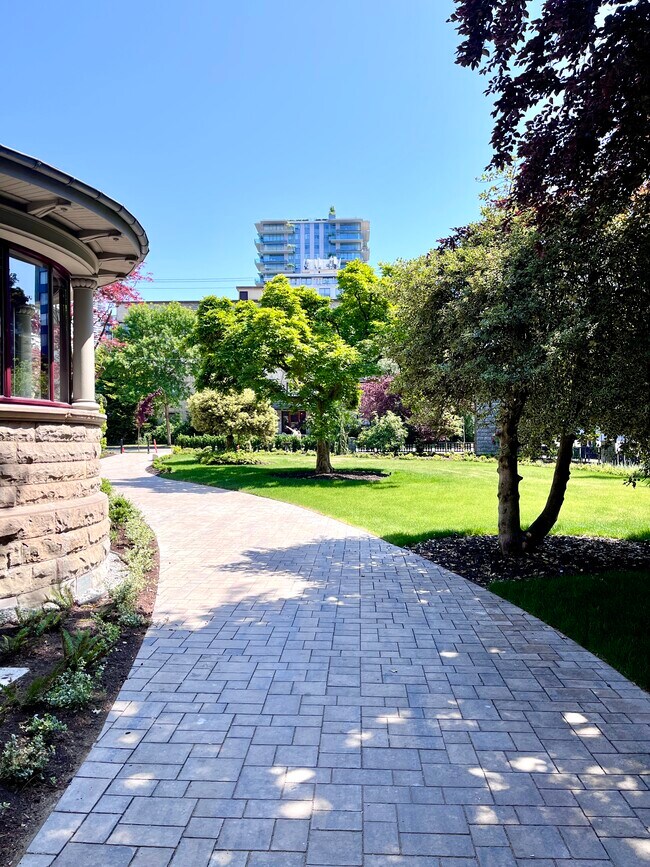 Building Photo - 2 Bedroom 2 Bath