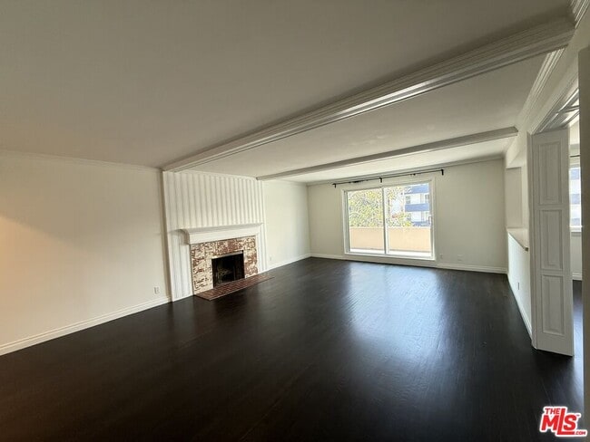 Foto del edificio - 1366 S Beverly Glen Blvd