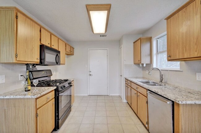 Foto del edificio - 1609 Lantern Light Dr